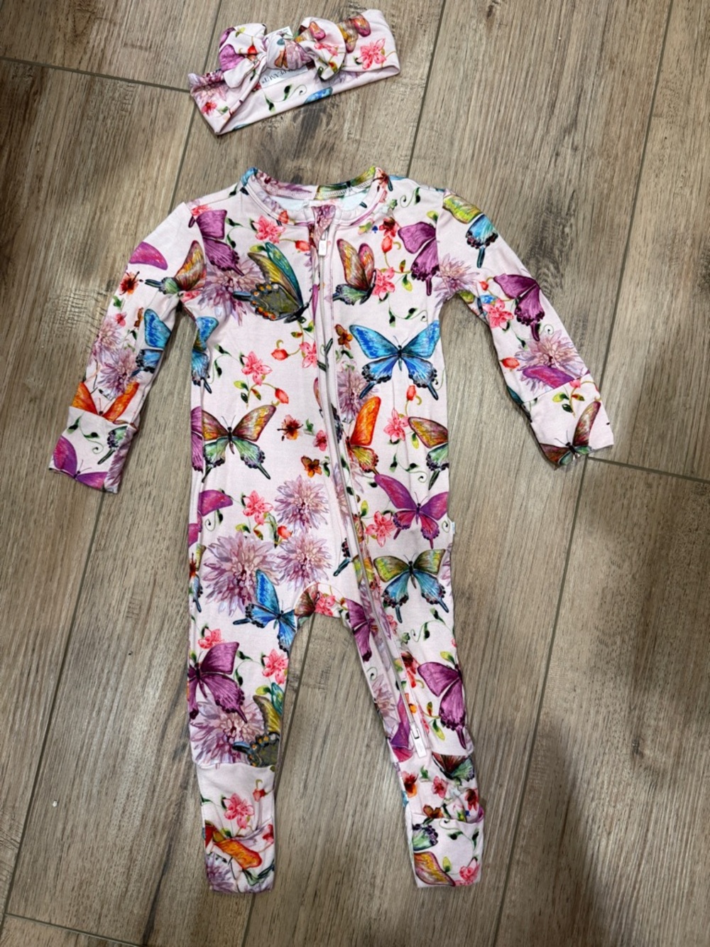 NWOT Posh Peanut Butterfly bamboo footie